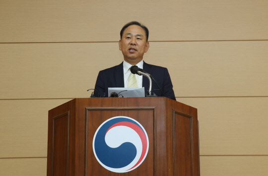 김도균 제주출입국·외국인청장이 17일 오전 청사 1층 강당에서 예멘인 난민 최종 심사 결과를 발표하고 있다.  연합뉴스